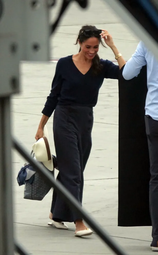 Meghan Markle fue vista abordando un vuelo de LAX a Londres el lunes, vestida con un look de viaje bastante lujoso.
