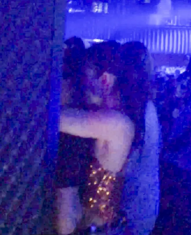 Leonardo DiCaprio y Vittoria Ceretti fueron vistos besándose en un club de Ibiza, España.