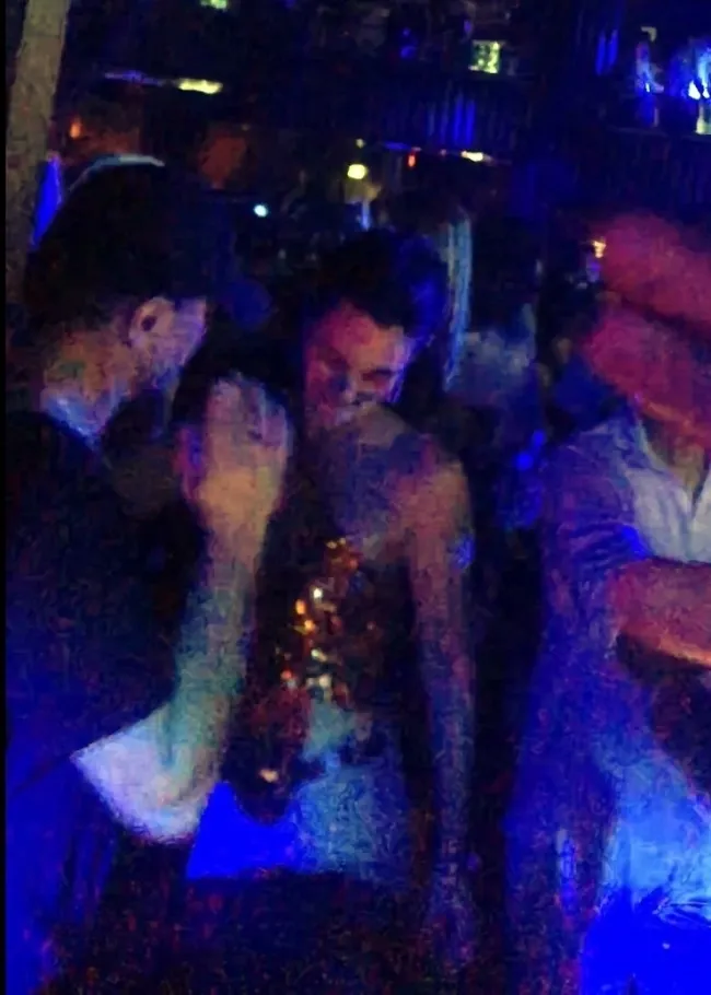 Durante la noche de fiesta de DiCaprio y Ceretti, también se les vio bailando.