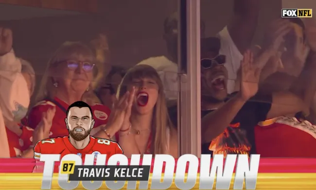 Taylor Swift aplaudió al rumoreado novio Travis Kelce durante el partido Chiefs vs. Bears del domingo en Kansas City, Missouri.