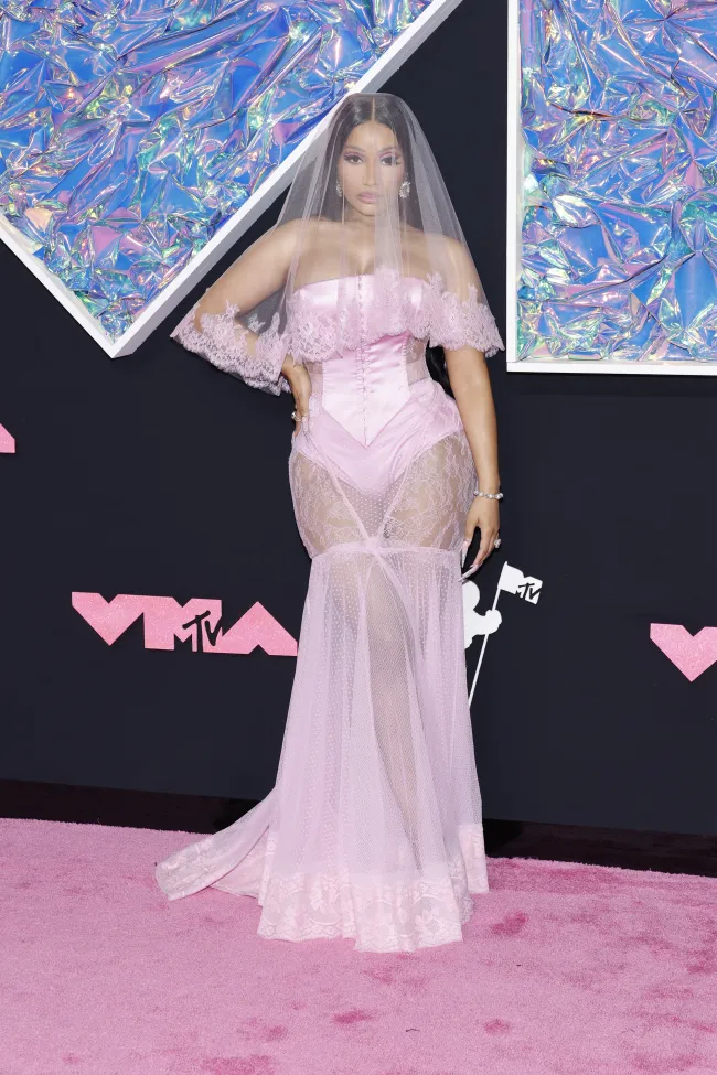 Nicki Minaj parecía una novia sonrojada con el corsé rosa bebé combinado con una falda de encaje transparente.