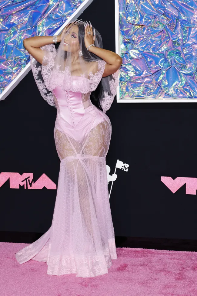 La “Super Freaky Girl” será la anfitriona de los VMA de 2023 con un vestido rosa pálido.