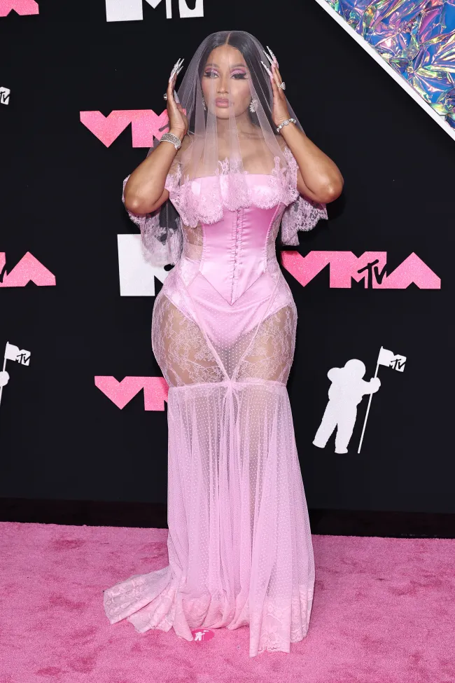Minaj mostró su lencería debajo de la falda transparente y el velo a juego.