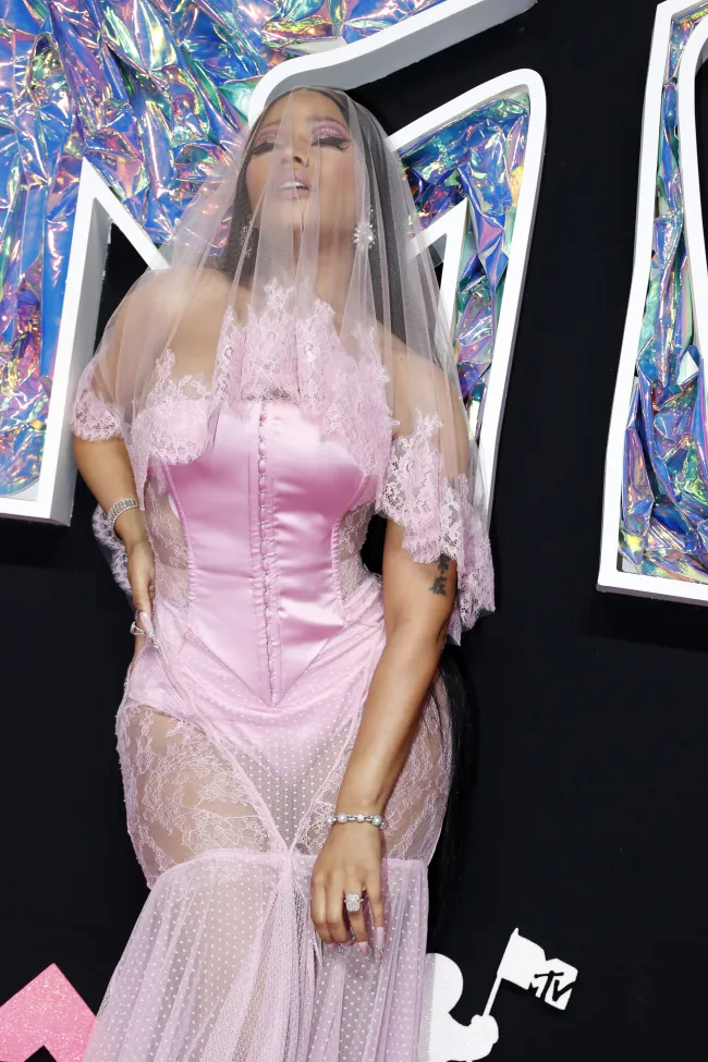 Minaj hizo una pose y se ajustó el velo de novia mientras posaba como una tormenta en la alfombra roja.