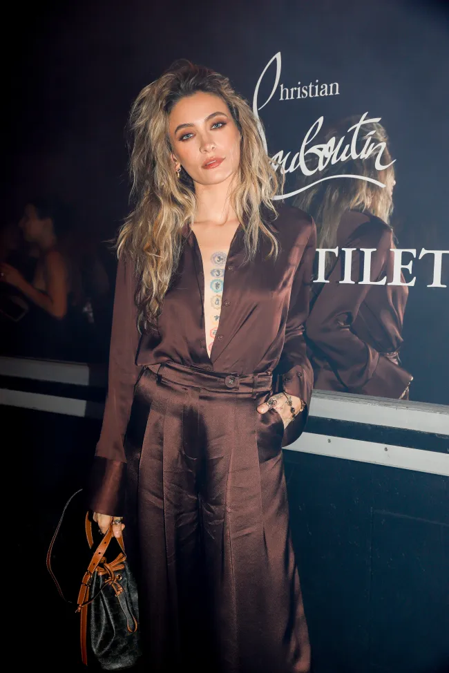 La gente se mostró particularmente desagradable con su look para el evento de belleza “Rouge Stiletto” de Christian Louboutin durante la Semana de la Moda de París.