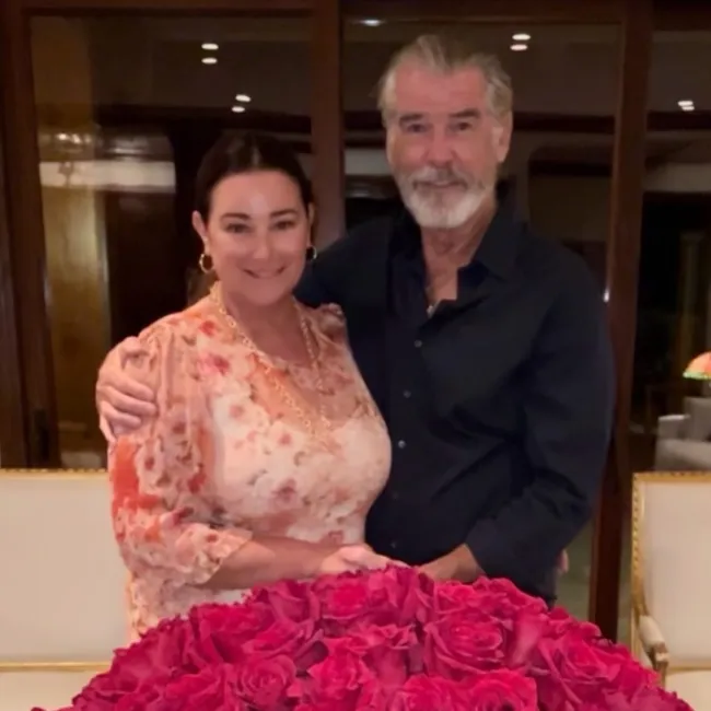 El actor, de 70 años, celebró el cumpleaños número 60 de su esposa Keely Shaye Brosnan colmándola de 60 rosas rojas en su día especial.