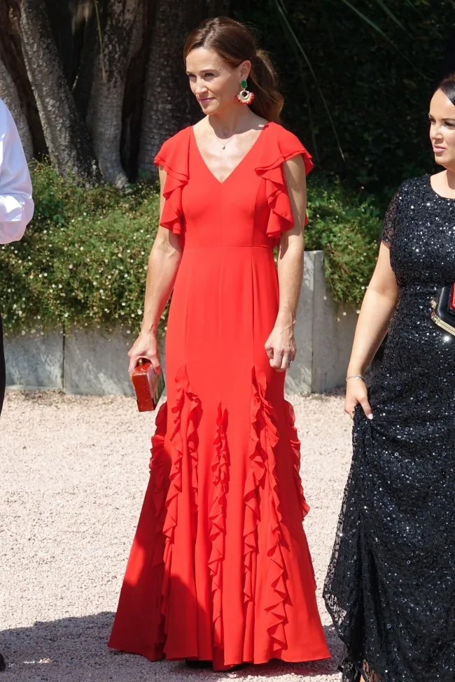 Pippa Middleton lució un glamoroso vestido de noche rojo para asistir a una boda en Italia el sábado.
