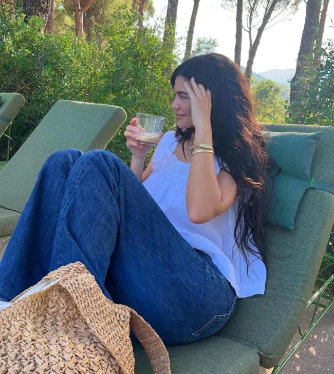 Kylie Jenner usó sus Levi's para una publicación de Instagram del verano de 2023.