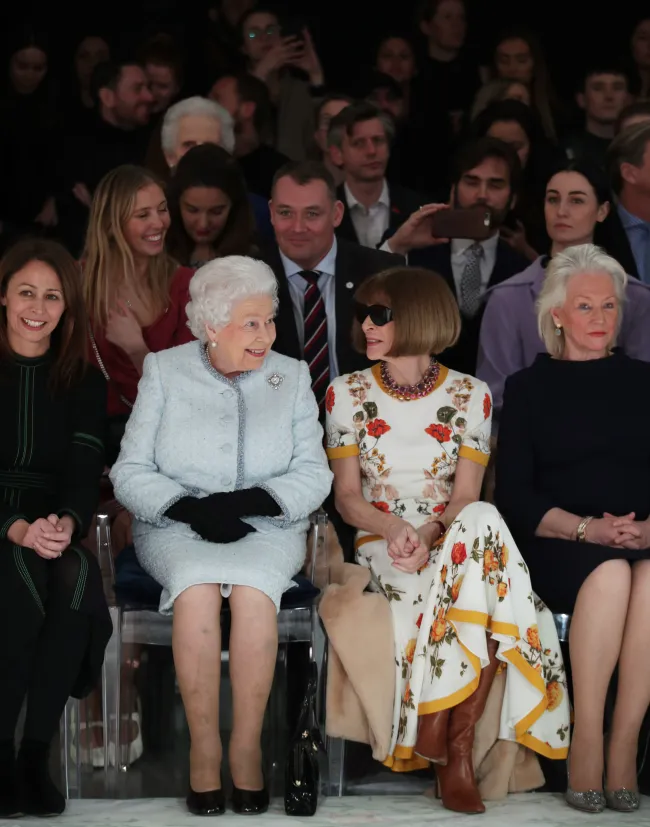 Los fanáticos de la moda se volvieron locos cuando la difunta monarca se rió con Anna Wintour en el desfile de la semana de la moda 2018 de Richard Quinn.