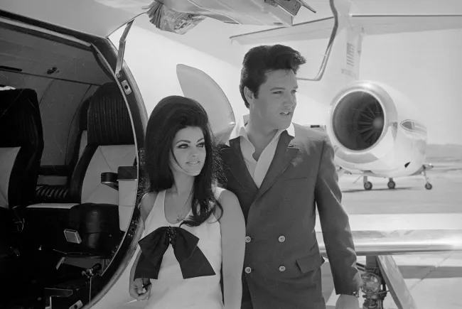 Priscilla Presley habló sobre la naturaleza del romance entre ella y Elvis Presley cuando ella tenía 14 años y él 24.