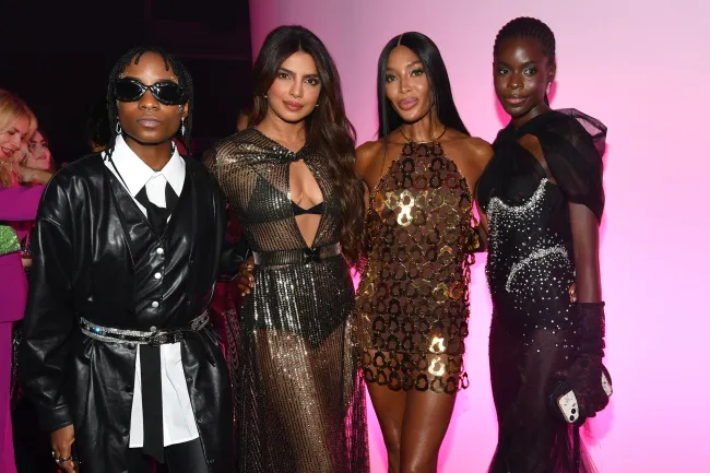 Chopra posó con (de izquierda a derecha) Wavy the Creator, Naomi Campbell y Eniola Olanrewaju en el evento de Victoria's Secret.