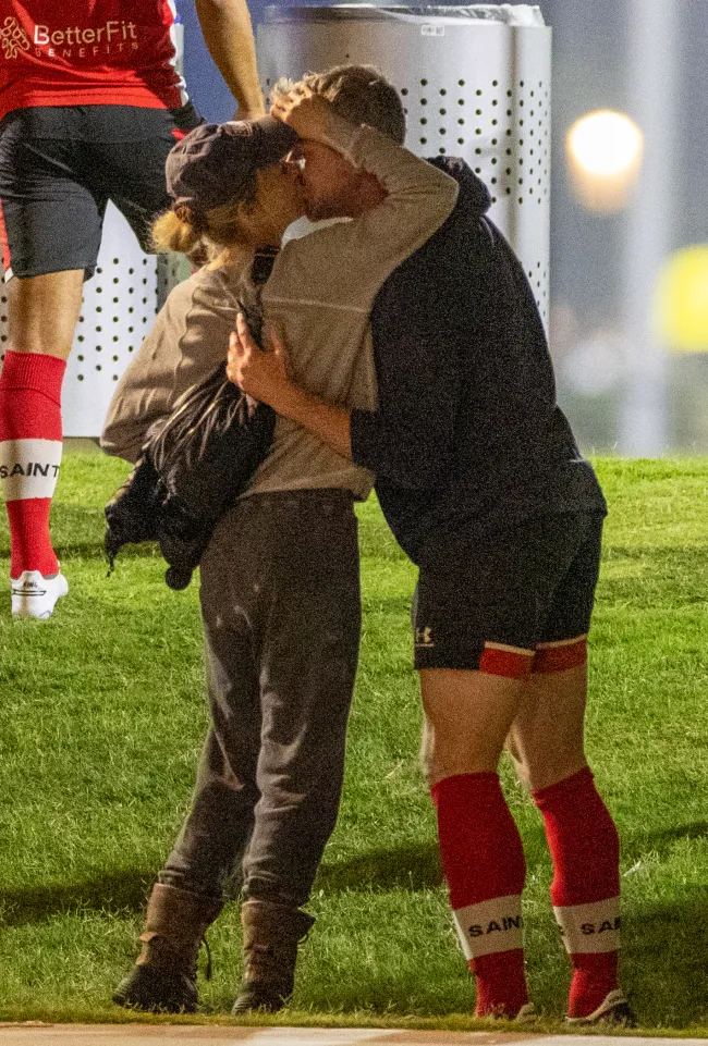 La pareja fue vista besándose en su partido de fútbol en Los Ángeles.