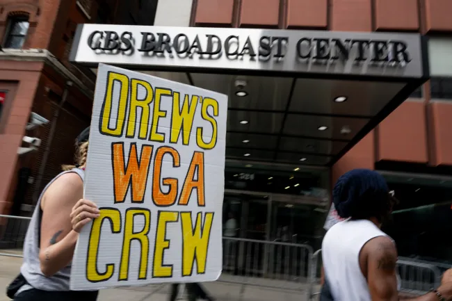 Los miembros de WGA-EAST y SAG-AFTRA han estado manifestándose frente a “The Drew Barrymore Show”.