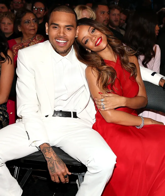 Chris Brown agredió a Rihanna en 2009 cuando estaban saliendo, razón por la cual muchos creen que Gómez puso cara de amargura cuando se mencionó su nombre.