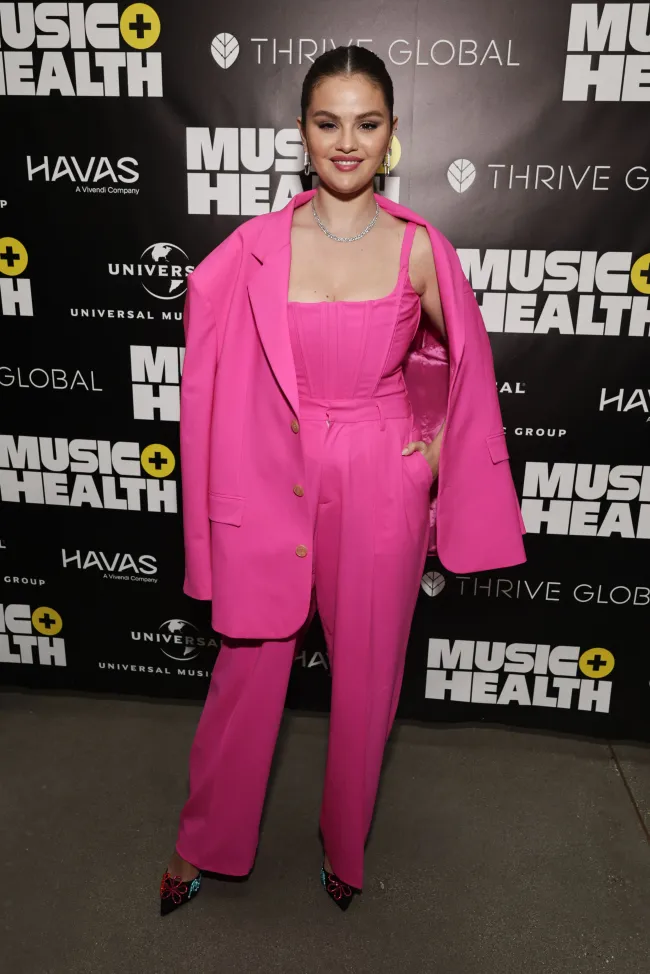 Selena Gomez lució bonita vestida de rosa para un evento de música y salud en West Hollywood el martes.