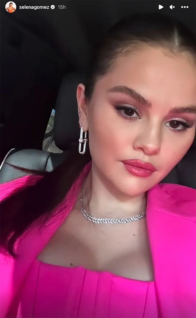 La cantante les dio a sus fanáticos de Instagram un vistazo de cerca a su maquillaje brillante.