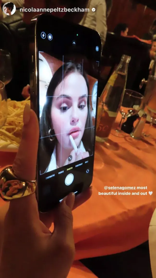 Peltz compartió este clip de Instagram de su amiga maquillándose durante la cena.