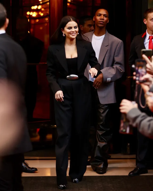 Selena Gomez salió de su hotel en París el lunes con un traje pantalón negro de Alexander Wang realzado por un corpiño de Marc Jacobs.