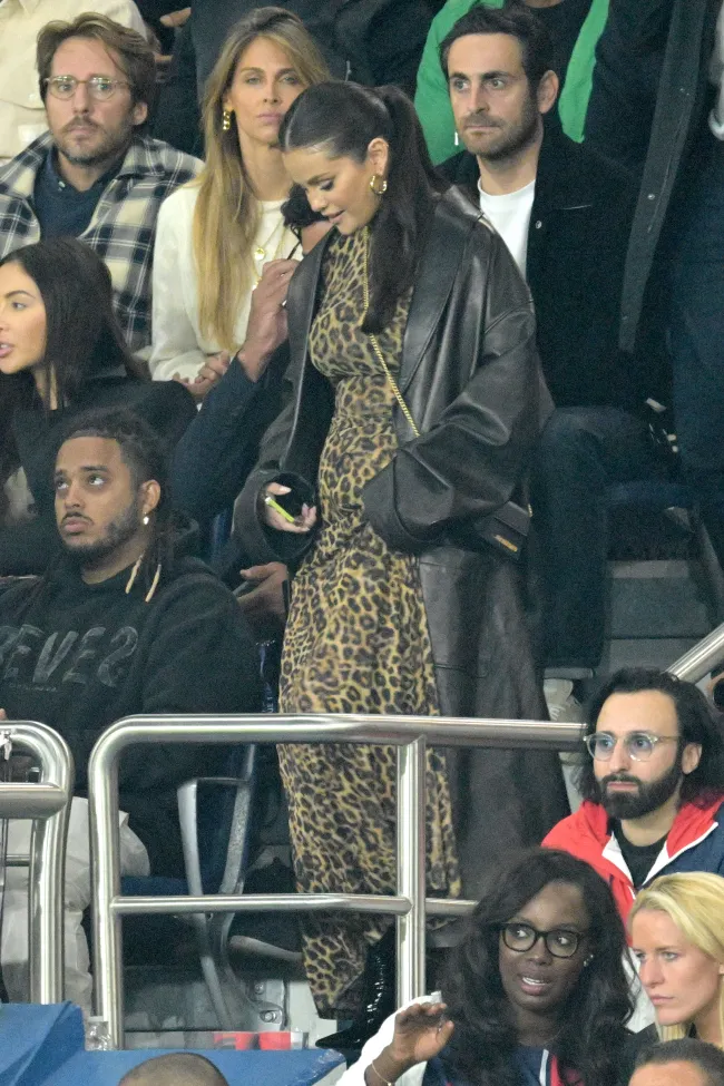 Y el domingo, asistió a un partido de fútbol con sus amigos Nicola Peltz y Brooklyn Beckham con un vestido con estampado de leopardo y una gabardina de cuero.
