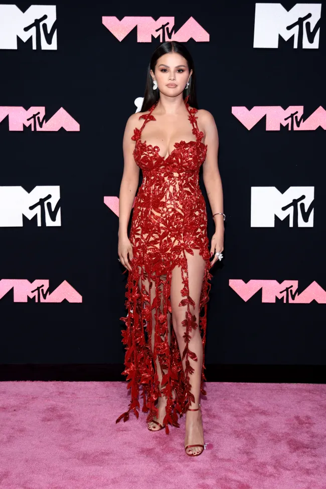 Selena Gomez se atrevió a desnudarse con un vestido de temática floral en los VMA 2023.