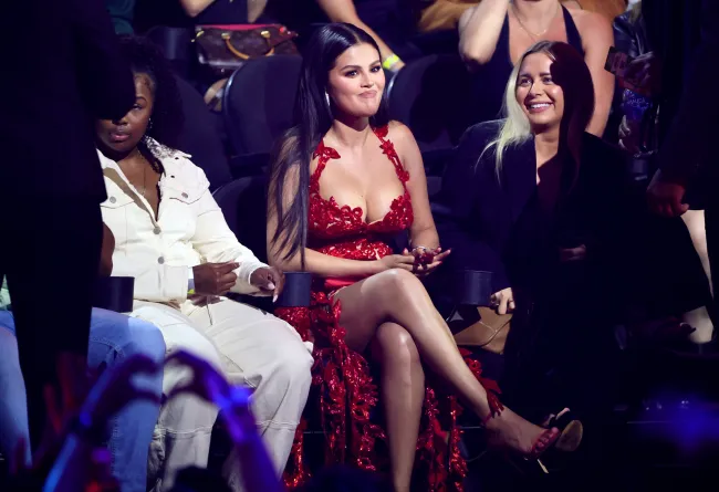 Selena Gomez parecía preocupada cuando el set de Olivia Rodrigo “colapsó” durante su actuación en los VMA de 2023.