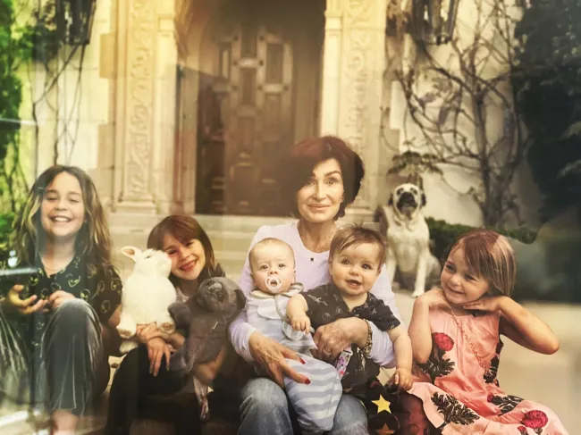 Sharon Osbourne posó orgullosamente con sus cinco nietos en una dulce foto de Instagram el jueves.