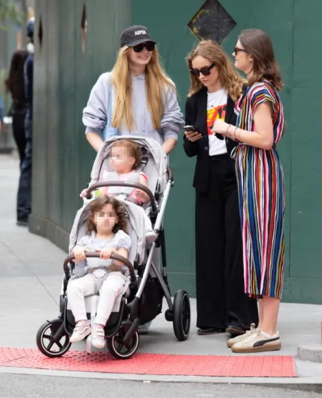 Sophie Turner con sus dos hijas
