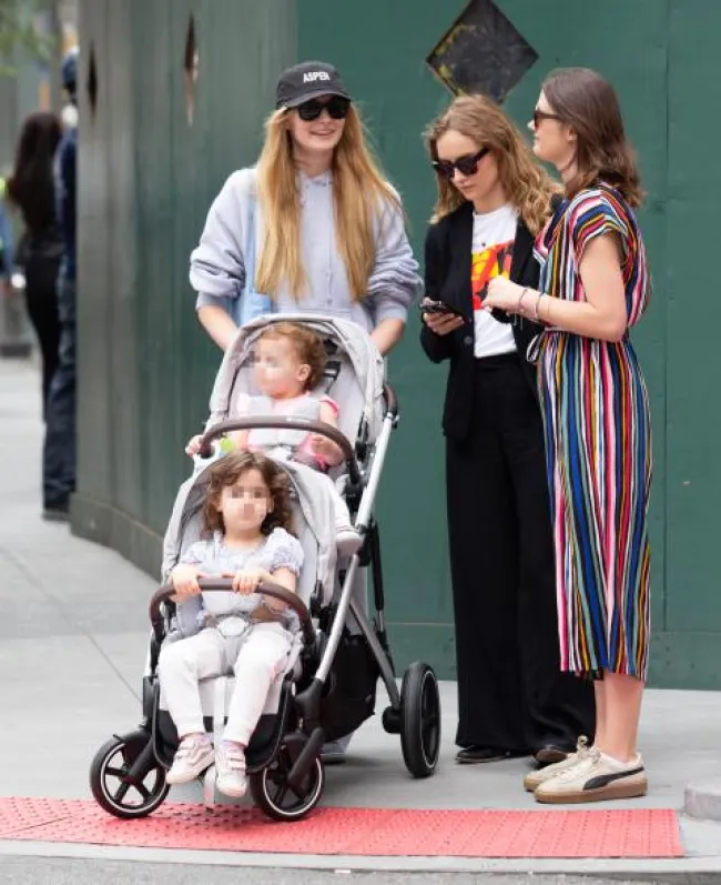 Sophie Turner con sus hijas en Nueva York