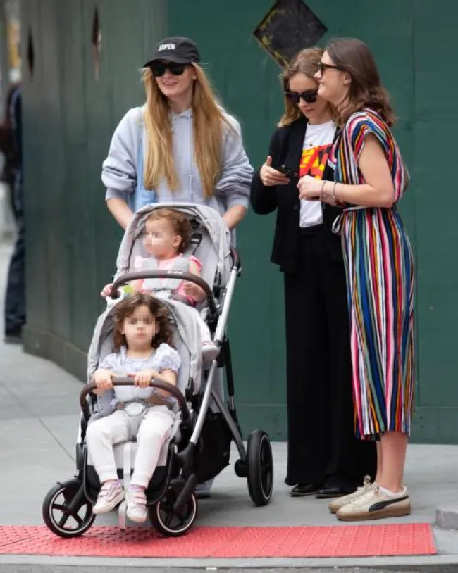 Sophie Turner con sus hijos en Nueva York
