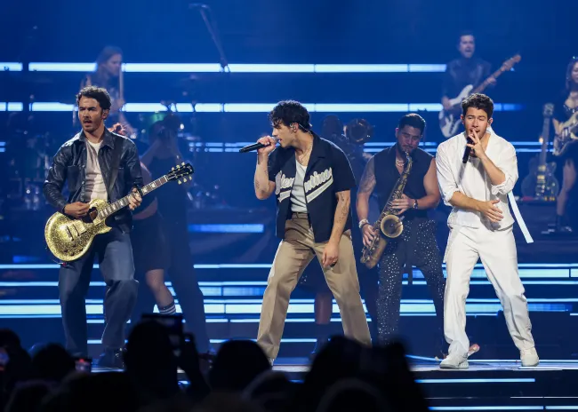 Joe Jonas, por su parte, se encuentra de gira con los hermanos Kevin Jonas y Nick Jonas.