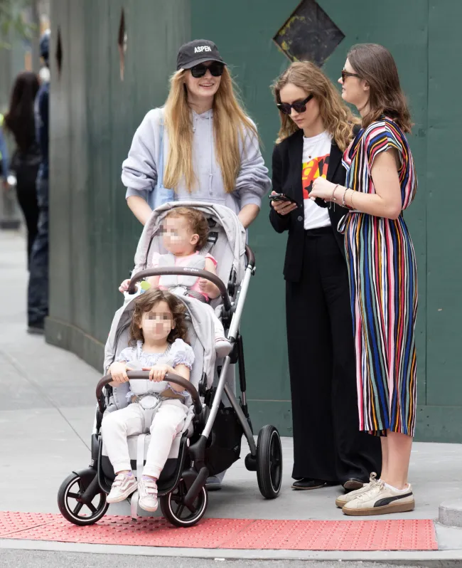 Turner vive con sus hijas en un apartamento de la ciudad de Nueva York que Taylor Swift le prestó, dijeron fuentes previamente a QQCQ.
