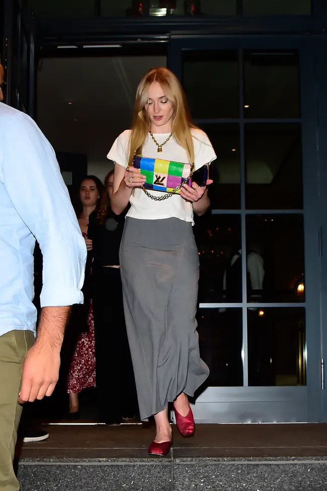 Se ve a Sophie Turner saliendo del Hotel Barriére Fouquett en Tribeca el 21 de septiembre de 2023, en la ciudad de Nueva York.