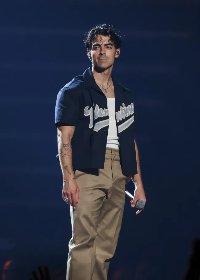 Joe Jonas actúa en el escenario durante el concierto de los Jonas Brothers en el Little Caesars Arena el 24 de agosto de 2023 en Detroit, Michigan.