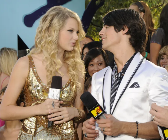Swift y Jonas llegan a la alfombra roja de los MTV Video Music Awards 2008 en Paramount Pictures Studios el 7 de septiembre de 2008 en Los Ángeles, California.