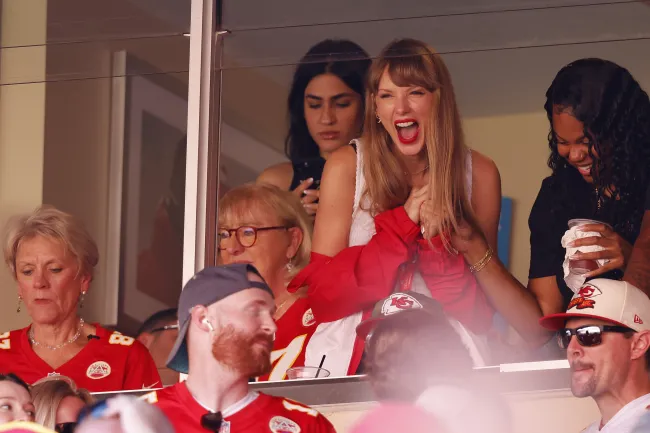 Taylor Swift y Travis Kelce fueron vistos juntos por primera vez después de su partido del domingo.