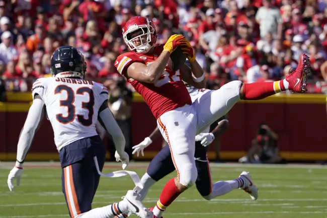 La rumoreada pareja caminó uno al lado del otro mientras salían del Arrowhead Stadium en Kansas City, Missouri.