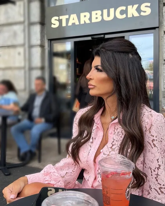 Teresa Giudice compartió una instantánea tomada frente a un Starbucks durante su viaje a Suiza.
