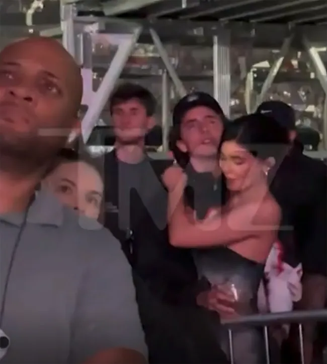Chalamet agarró el trasero de Jenner después de que se besaron apasionadamente durante el show.
