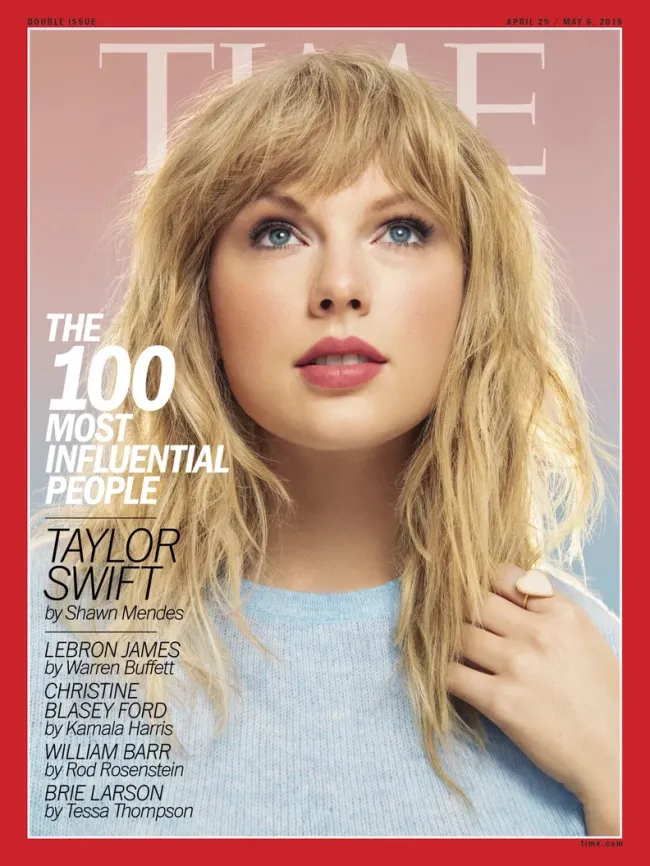 Meses antes de anunciar el título de su álbum de 2019, “Lover”, Swift dejó caer una pista con su anillo con el corazón de Jennifer Meyer en la portada de Time.
