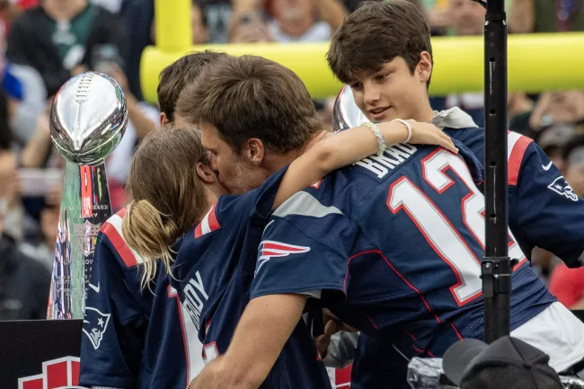 Los hijos de Brady lo aplaudieron en el emotivo evento.
