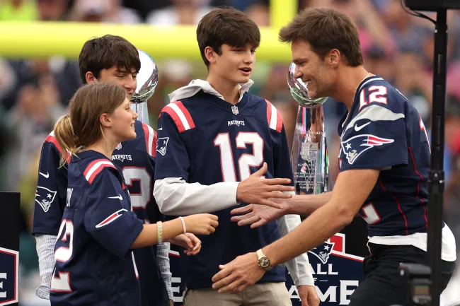 El director ejecutivo de los Patriots, Robert Kraft, anunció que Brady será incluido en el Salón de la Fama del equipo el próximo verano.
