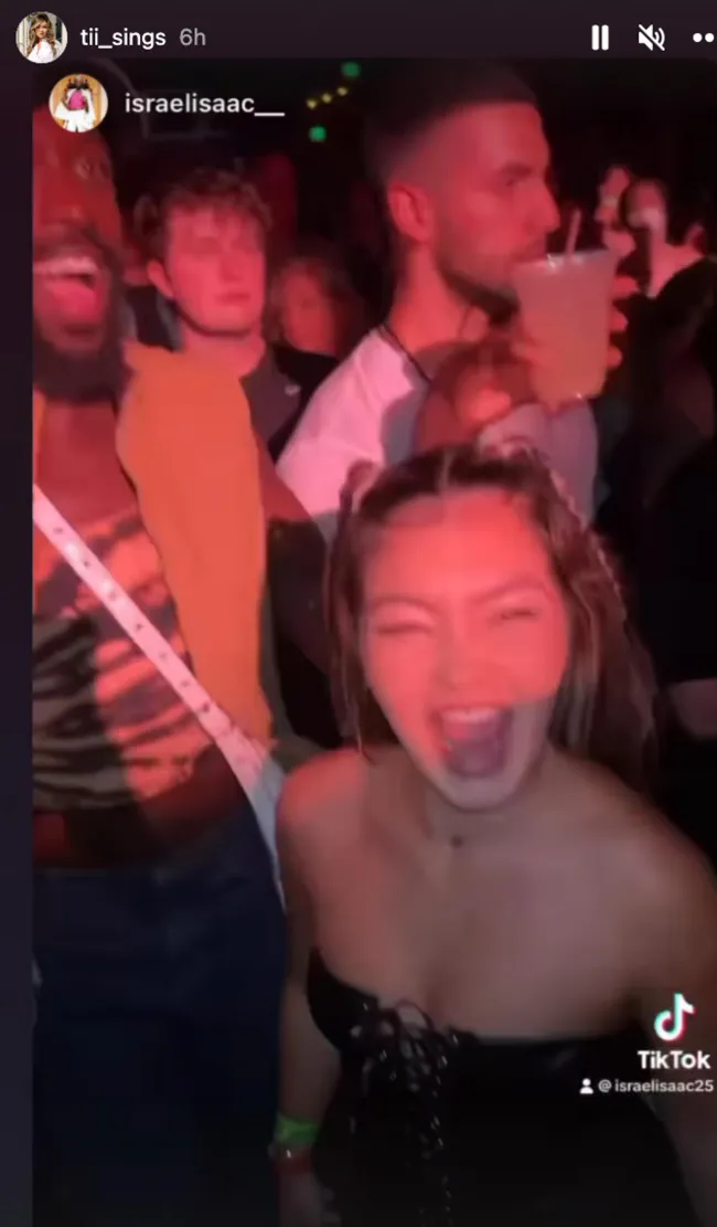La cantante también compartió un video de ella bailando en el concierto de Sandoval.
