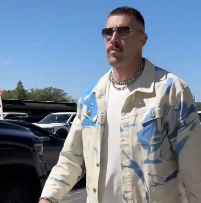 Un video mostró a la estrella de la NFL caminando con confianza hacia el estadio Arrowhead en Kansas City, Missouri.