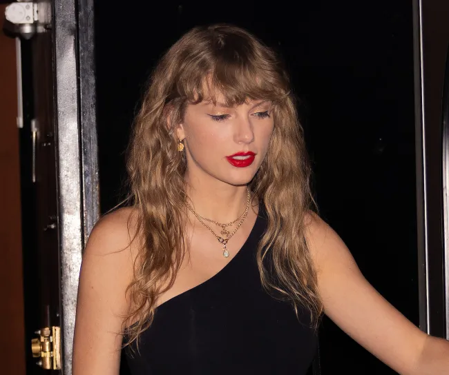 A principios de este mes, Swift salió a Nueva York con un collar Foundrae con la piedra de nacimiento de Kelce.