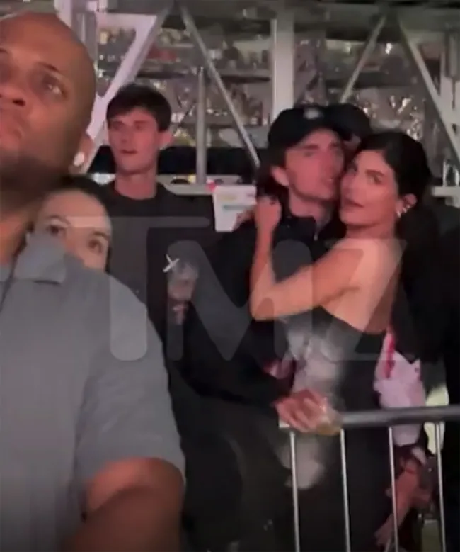 Mientras tanto, la estrella de “Kardashians” y el actor de “Dune” estaban en otras partes del estadio besándose.