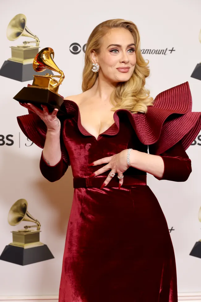 Ella mostró la piedra preciosa Tiffany & Co. de 10 quilates mientras sostenía su Grammy.