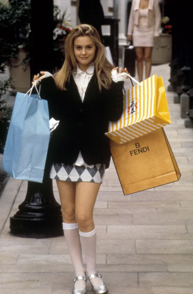En el clásico de Paramount de 1995, Cher carga bolsas de compras en una escena fundamental.