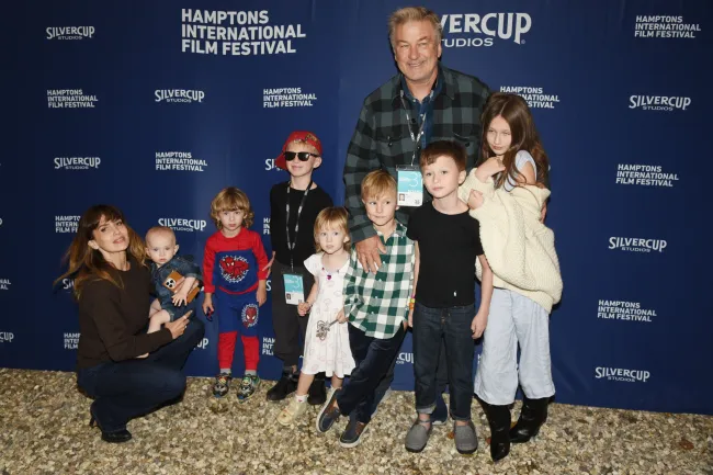 Hilaria y Alec Baldwin posaron con sus hijos en la alfombra roja del Festival Internacional de Cine de Hamptons.