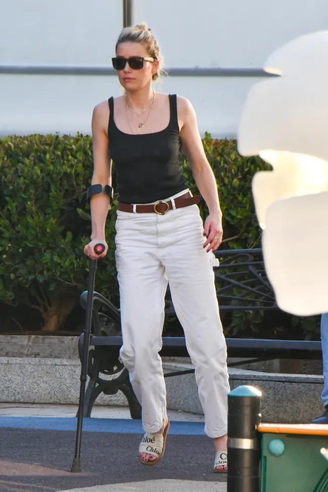 Amber Heard fue fotografiada todavía caminando con una muleta un mes después de lesionarse la cadera mientras entrenaba para un maratón.