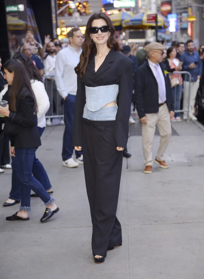 A los fanáticos les encanta la nueva era de la moda de Hathaway, en la que es más atrevida que nunca.